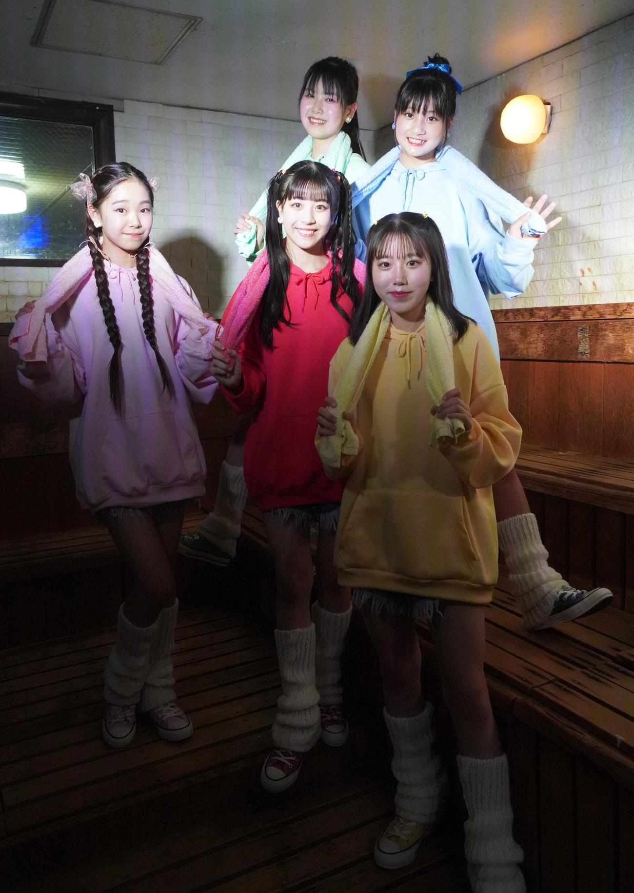 お披露目イベントを行った、前列左からサウナアイドル「100℃の世界」の鷹宮玲亜、龍杏美、柴田陽夏。後列田島春那（左）と美音（撮影・佐藤成）
