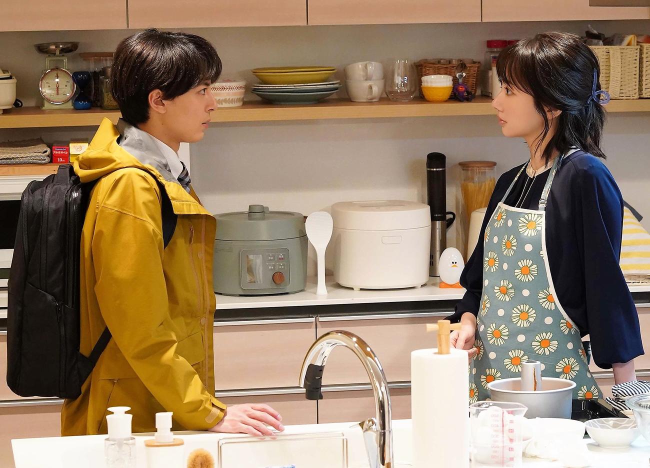 「わたしのお嫁くん」に出演する高杉真宙と波瑠（C）フジテレビ