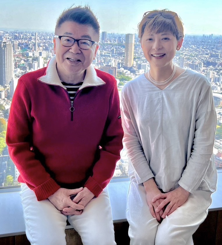 生島ヒロシ（左）と小田貴月さん