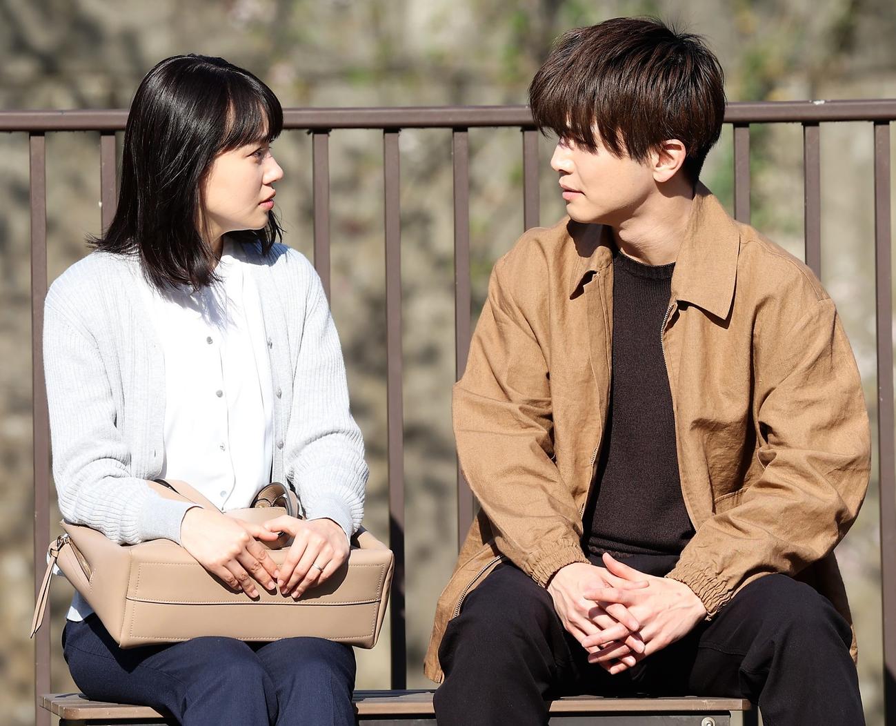「あなたがしてくれなくても」に出演する奈緒、岩田剛典（C）フジテレビ