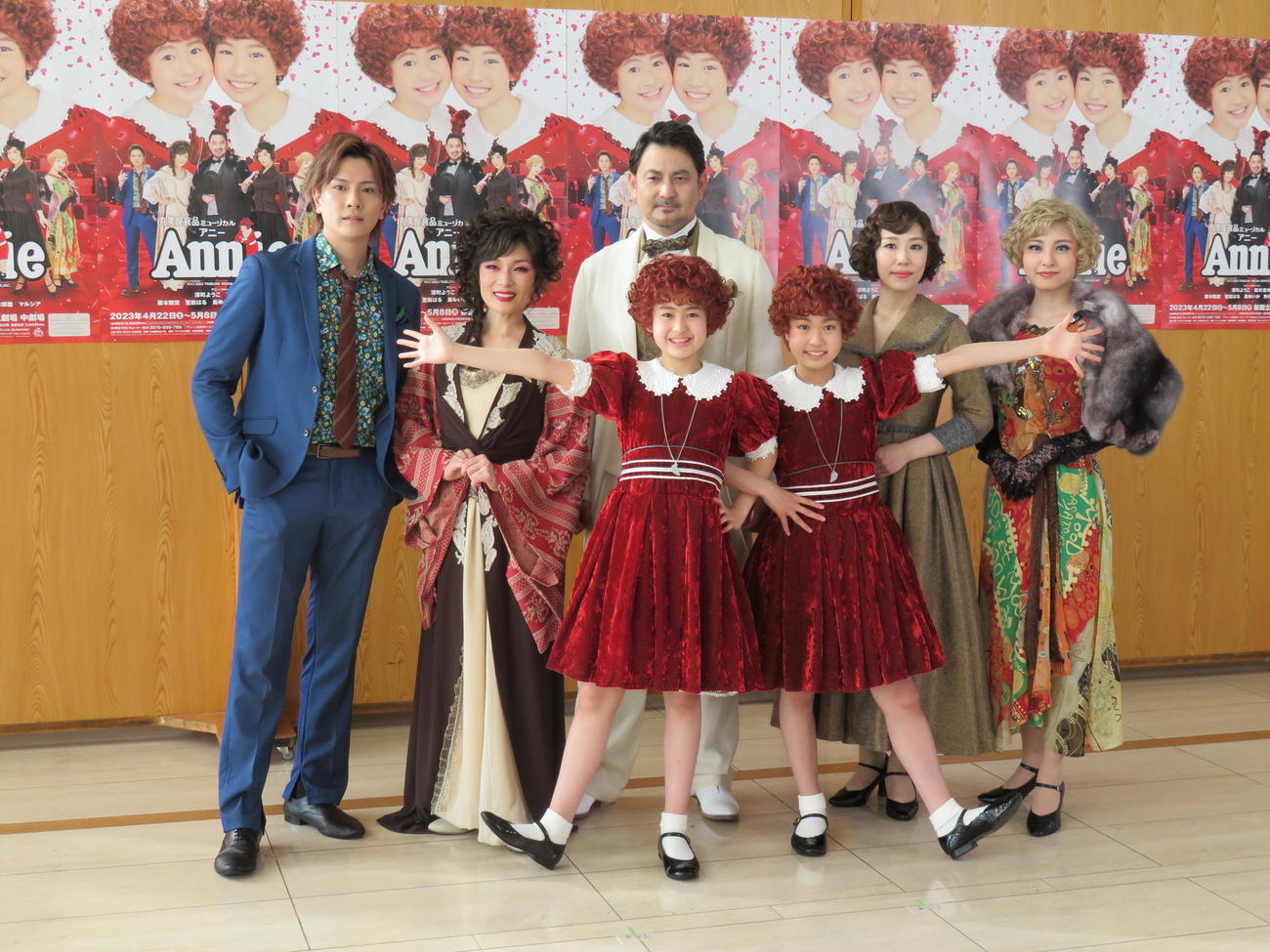 丸美屋食品ミュージカル「アニー」初日前会見。ダブルキャスト主人公・アニー役を務める深町ようこと西光里咲（前列中央）後列左から財木琢磨、マルシア、藤本隆宏、笠松はる、島ゆいか