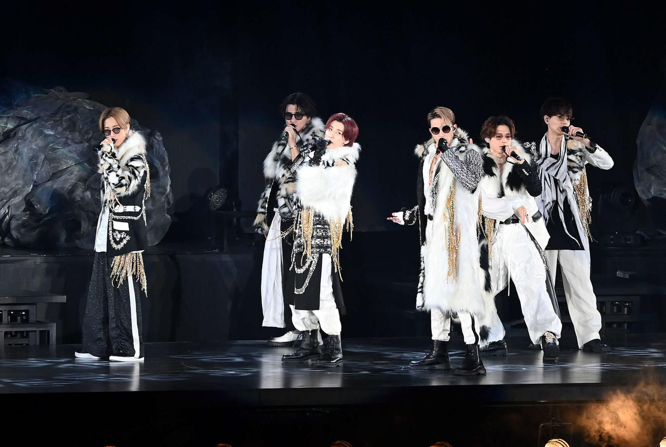 パワフルなステージで観客を魅了するSixTONES。左から田中樹、森本慎太郎、京本大我、ジェシー、松村北斗、高地優吾（撮影・たえ見朱実）