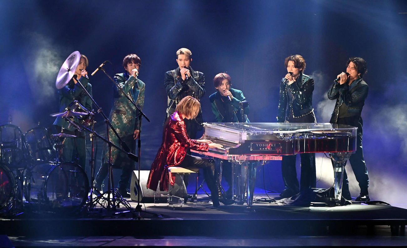 特別ゲストのYOSHIKIの演奏で熱唱するSixTONES（撮影・たえ見朱実）