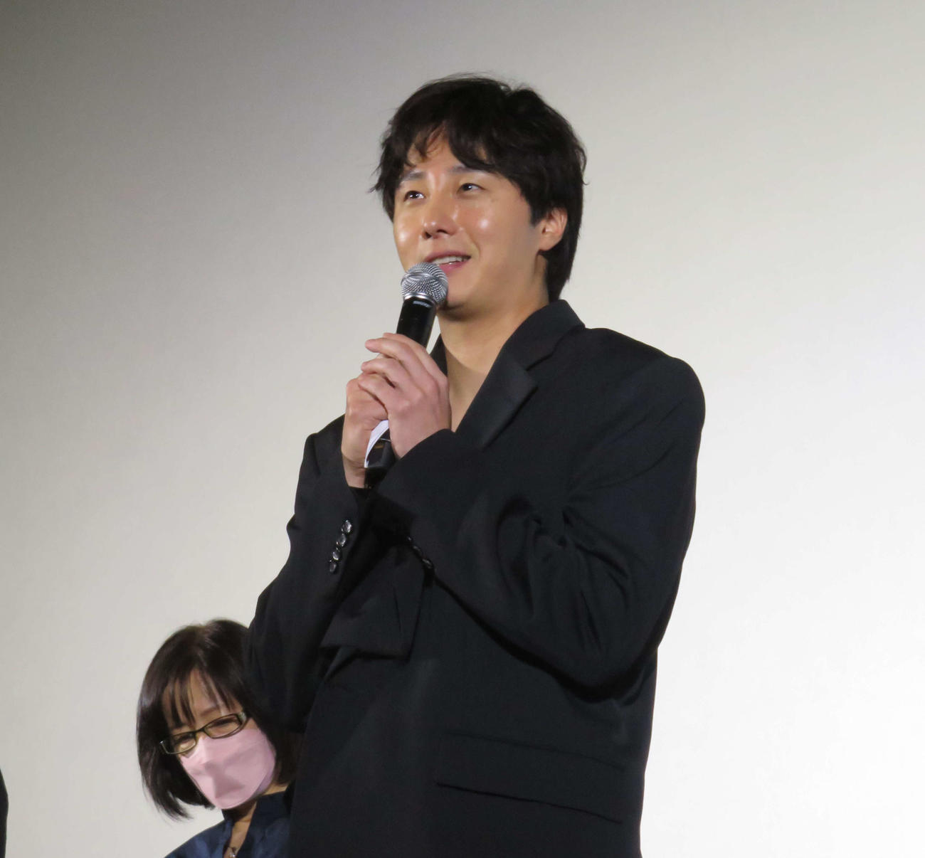 映画「高速道路家族」初日舞台あいさつに登場した韓国の人気俳優チョン・イル