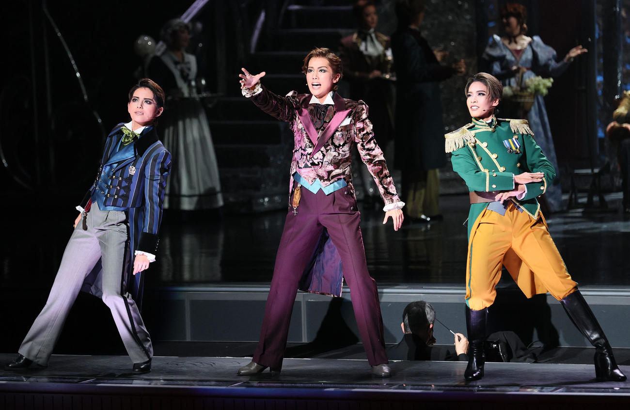 鉄道産業発展の夢を追う主人公を熱演したトップ彩風咲奈（中央）と、次弟役の朝美絢（左端）と、三弟にふんした和希そら（撮影・上山淳一）