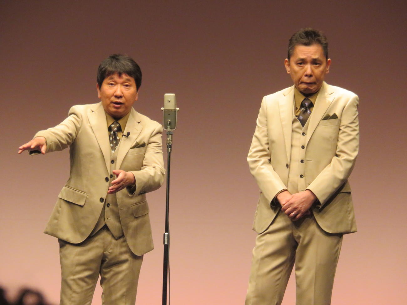 タイタンライブでネタを披露する爆笑問題の田中裕二（左）と太田光