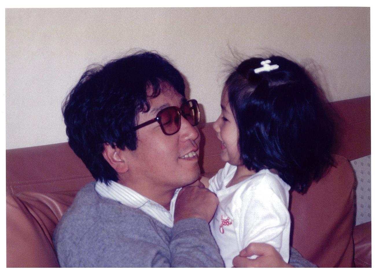結婚を発表した愛原実花の幼少期。父つかこうへいさんと
