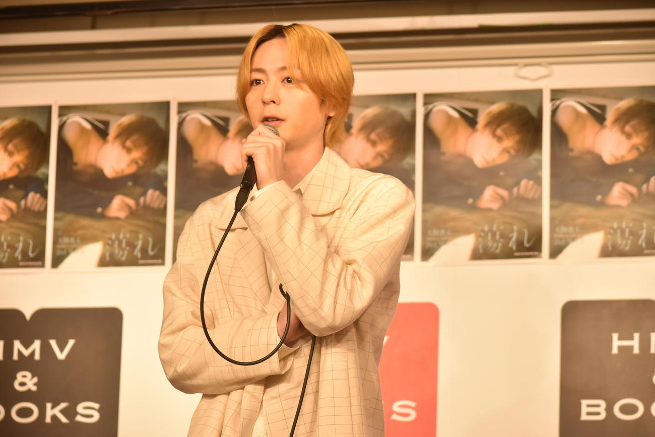 「犬飼貴丈　2nd写真集　蕩れ」発売記念イベントで取材に応じる犬飼貴丈