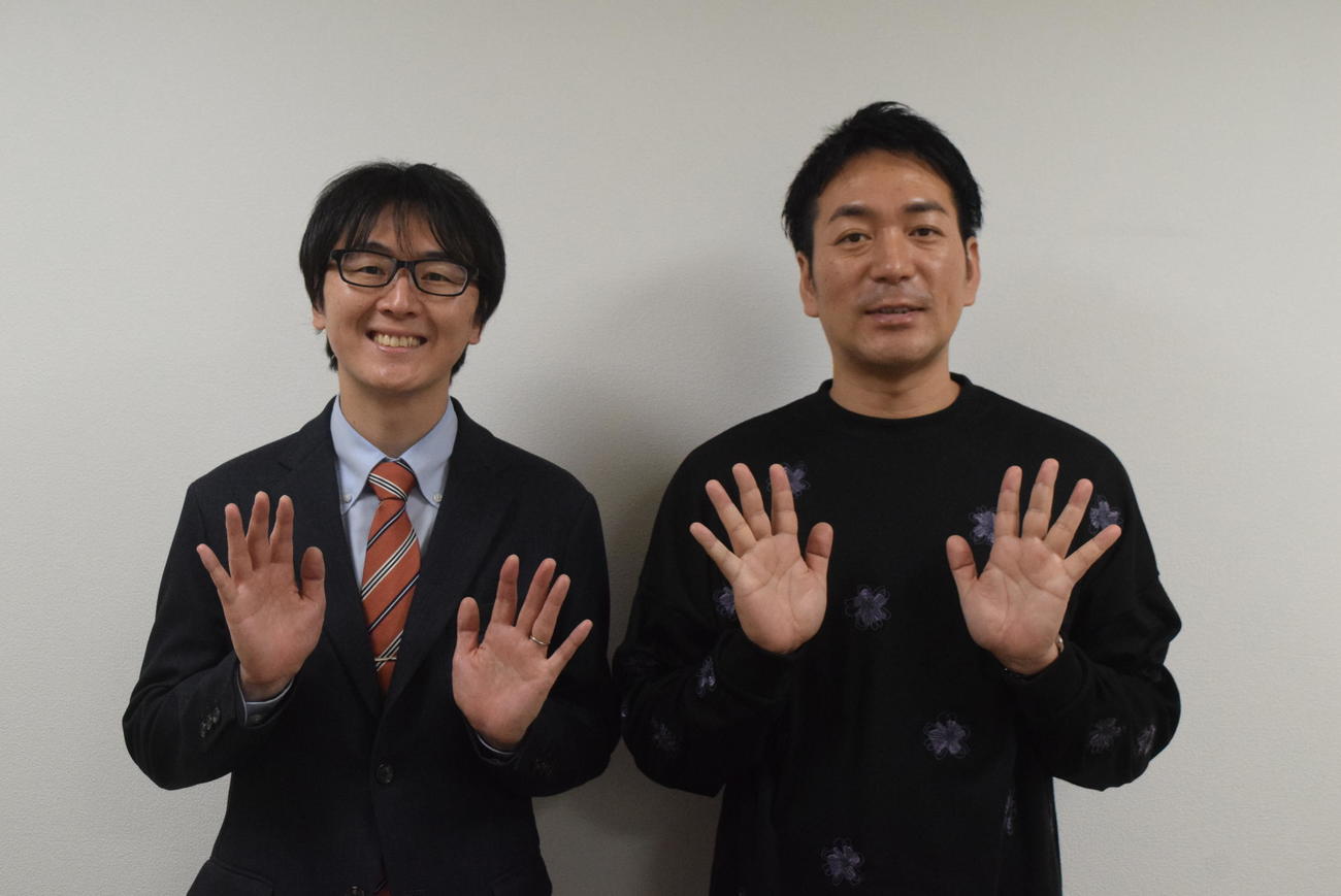 子育て方針は対照的な「スーパーマラドーナ」田中一彦と武智（右）（撮影・阪口孝志）