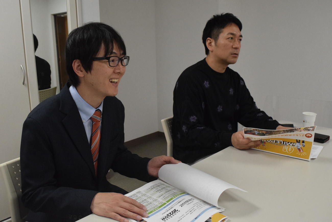 子育て方針は対照的な「スーパーマラドーナ」田中一彦と武智（右）（撮影・阪口孝志）