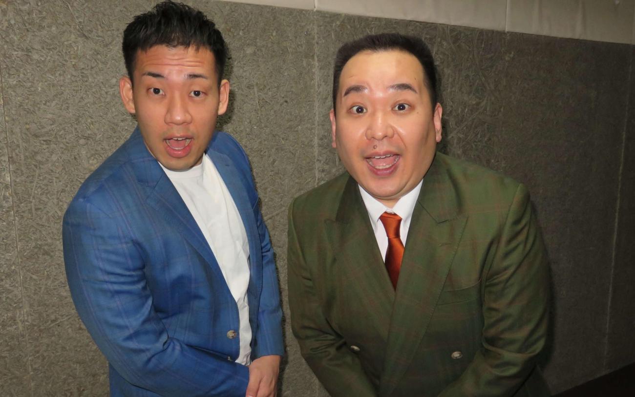 ミルクボーイの駒場孝（左）と内海崇（2022年4月撮影）