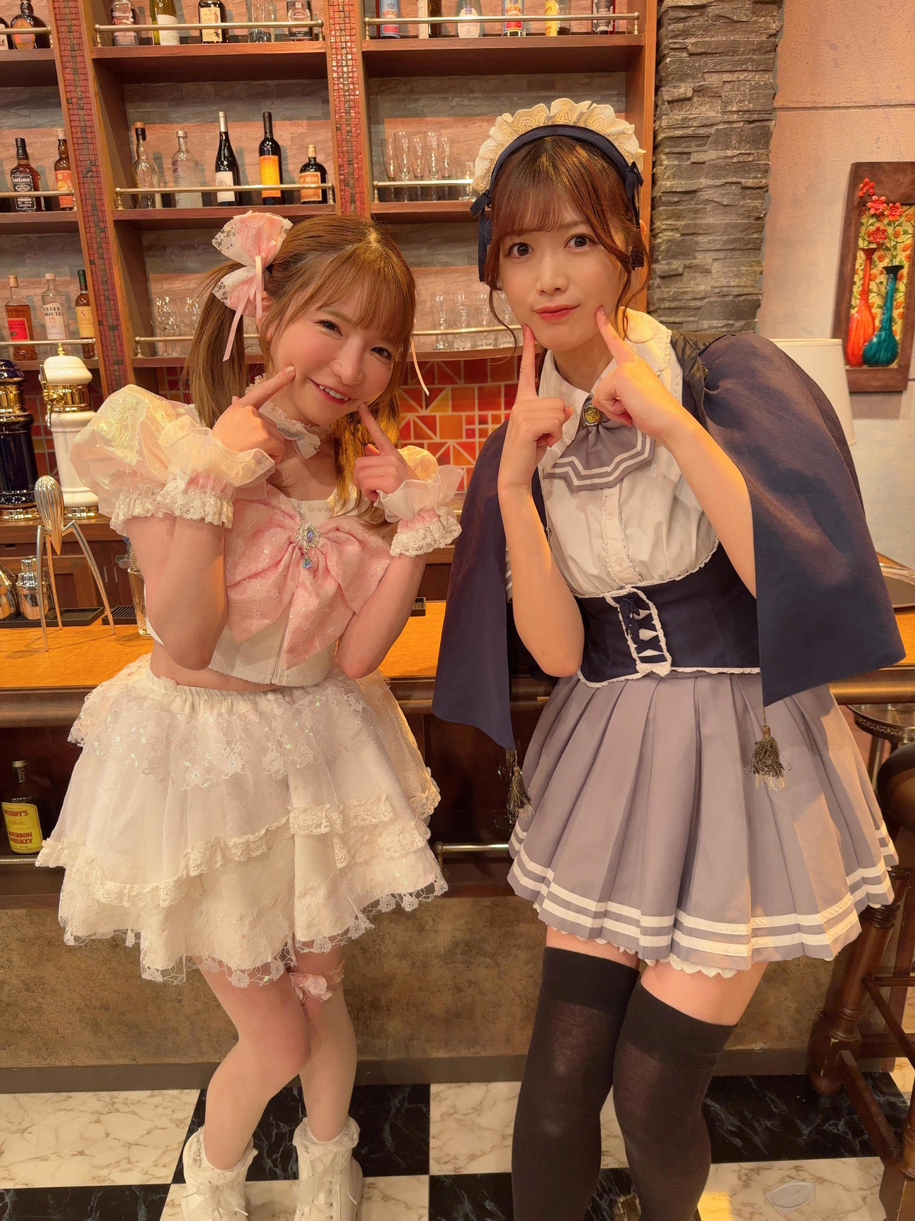 「オールナイトフジコ」で共演した「もえあず」こともえのあずき（左）と「純情のアフィリア」の渚カオリ
