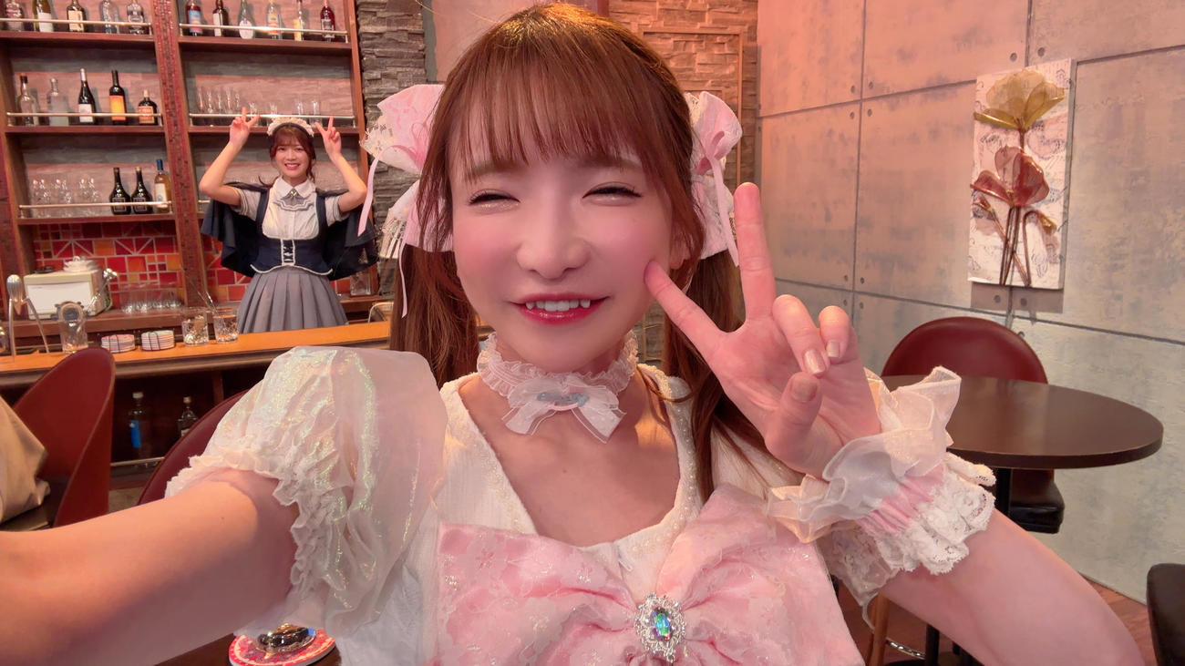 「オールナイトフジコ」で共演した「もえあず」こともえのあずき（右）と「純情のアフィリア」の渚カオリ