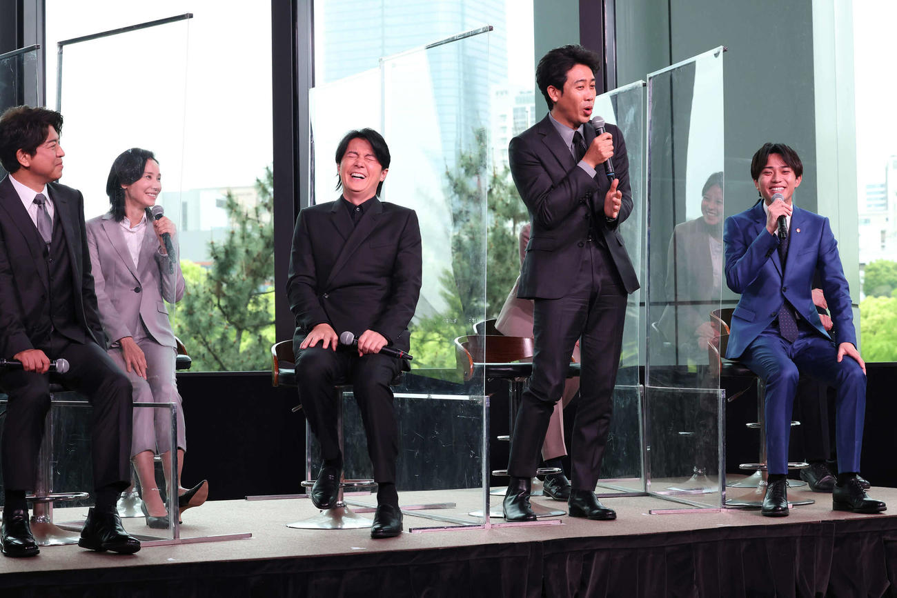 トークで盛り上がる、左から上川隆也、吉田羊、福山雅治、大泉洋、永瀬廉（撮影・丹羽敏通）