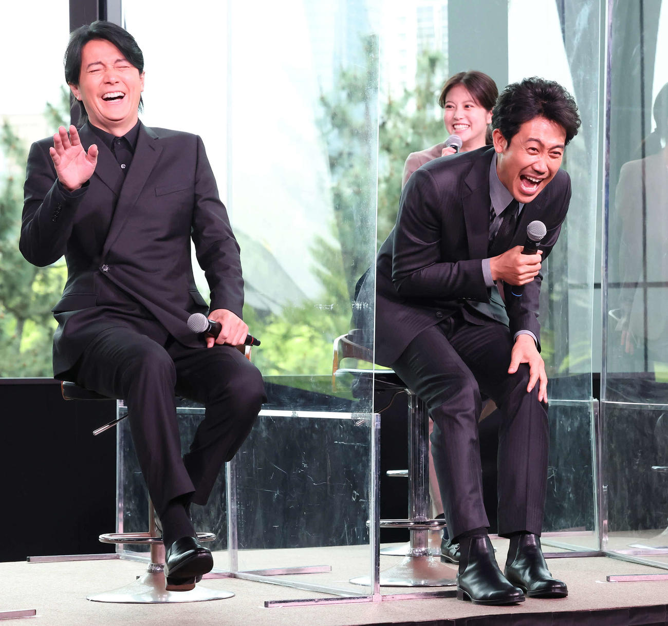 トークで盛り上がり笑い転げる福山雅治（左）と大泉洋（撮影・丹羽敏通）