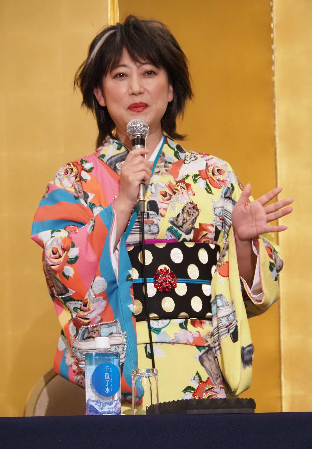 明治座・博多座「水谷千重子50周年記念公演」製作発表に出席した友近ふんする水谷千重子（撮影・遠藤尚子）