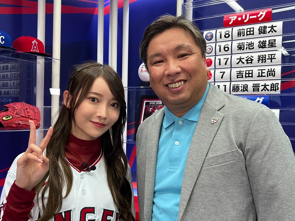 ABEMAの「エンゼルス－ロイヤルズ戦」でゲスト解説を務めた乃木坂46黒見明香（左）と里崎智也氏(C)AbemaTV,Inc.