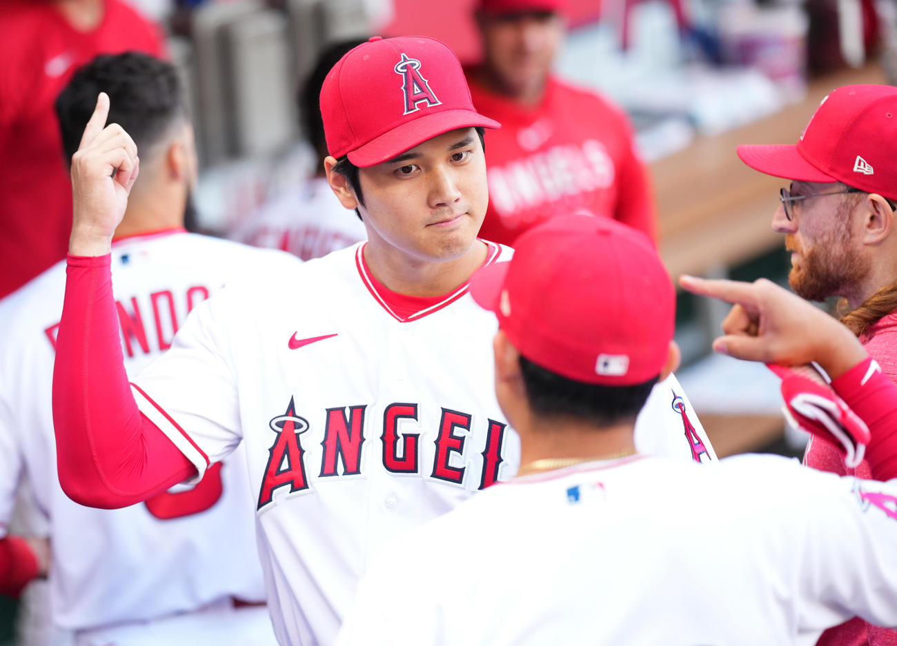 試合開始前、ベンチで気合を入れるエンゼルス大谷（撮影・菅敏）