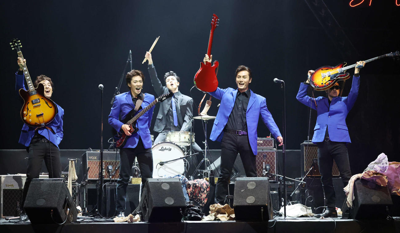 舞台「BACKBEAT」公開ゲネプロでパフォーマンスする出演者。左からJUON、辰巳雄大、上口耕平、加藤和樹、戸塚祥太（撮影・宮地輝）