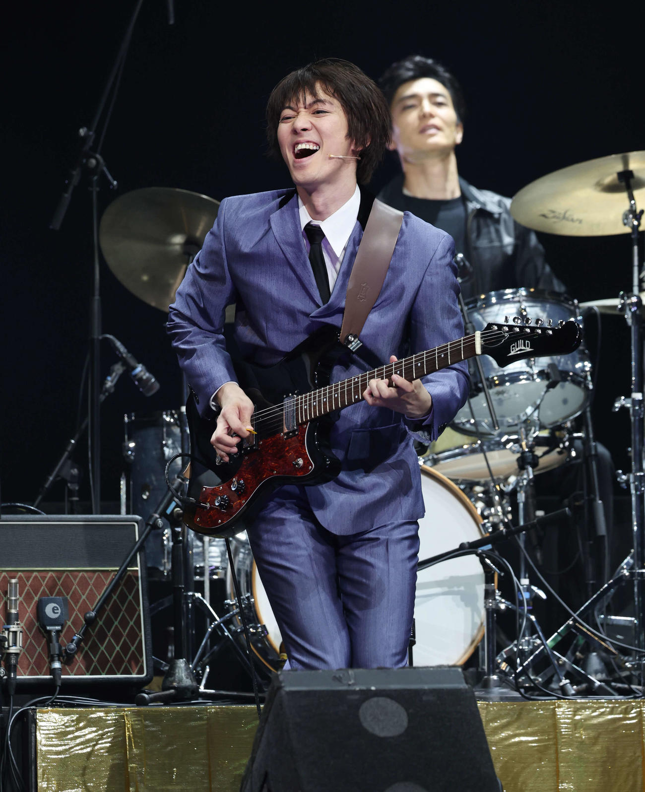 舞台「BACKBEAT」公開ゲネプロで演奏する辰巳雄大（撮影・宮地輝）