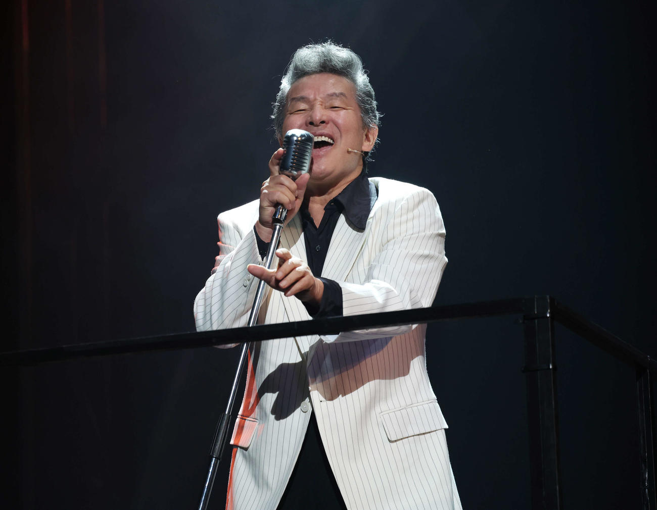 舞台「BACKBEAT」公開ゲネプロで熱唱する尾藤イサオ（撮影・宮地輝）