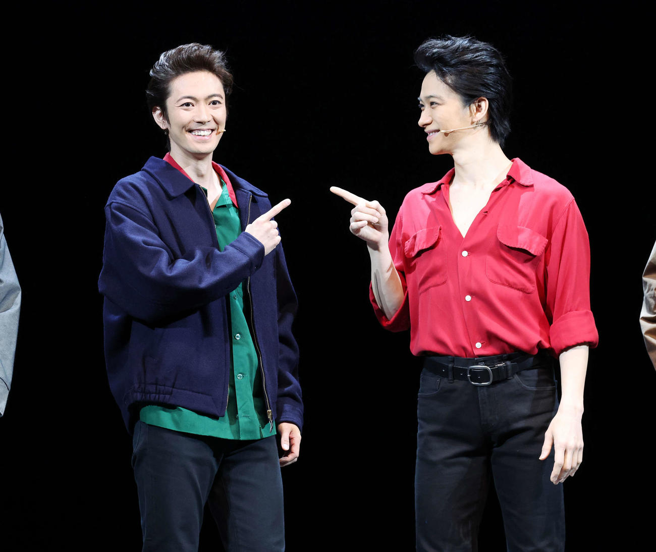 舞台「BACKBEAT」取材会で笑顔でお互いを指す辰巳雄大（左）と戸塚祥太（撮影・宮地輝）