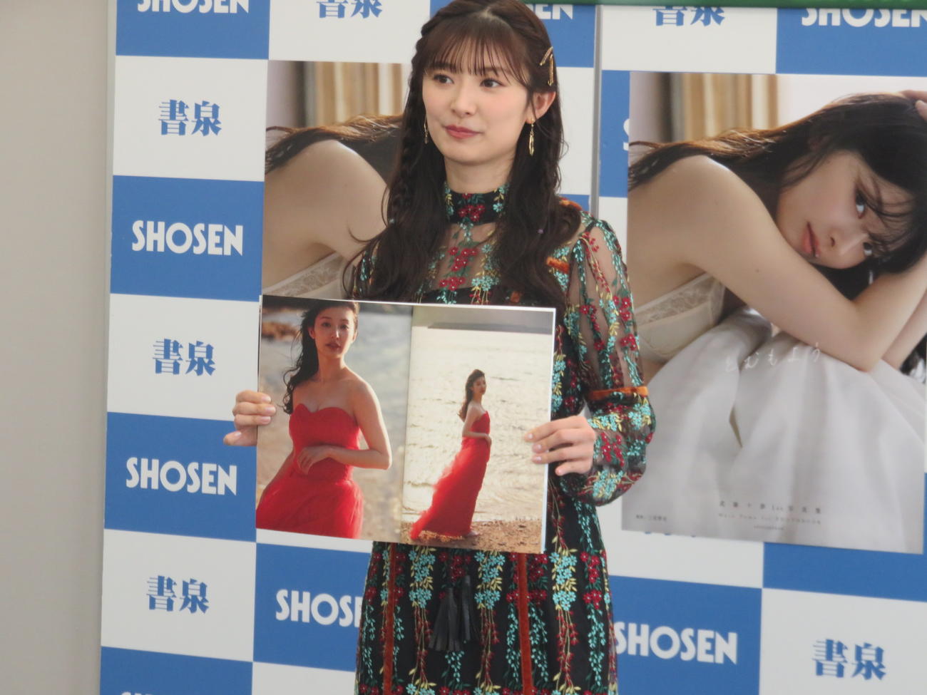写真集「とむもよう」の撮影で、とんでもないNG写真が撮れてしまった時のページを開く武藤十夢