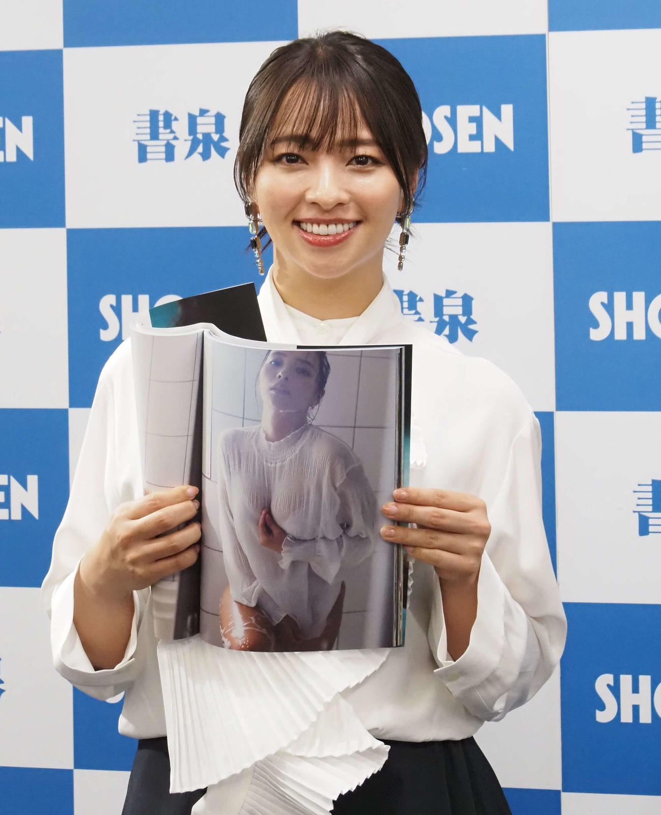 お気に入りカットを披露する水崎綾女（撮影・遠藤尚子）