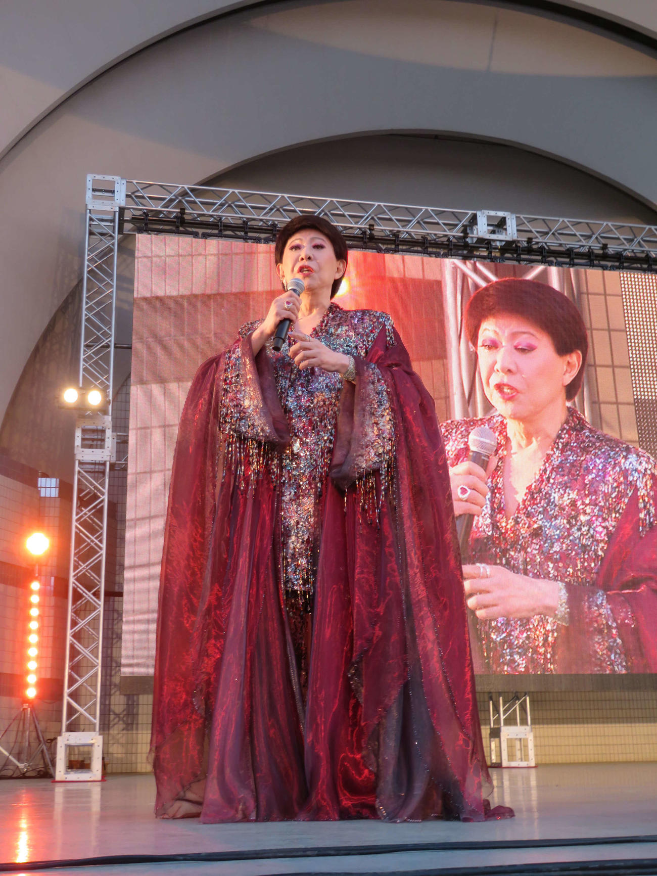 アジア最大級のLGBTQのイベント「東京レインボープライド」のステージで「柳ヶ瀬ブルース」を歌う美川憲一（撮影・村上幸将）
