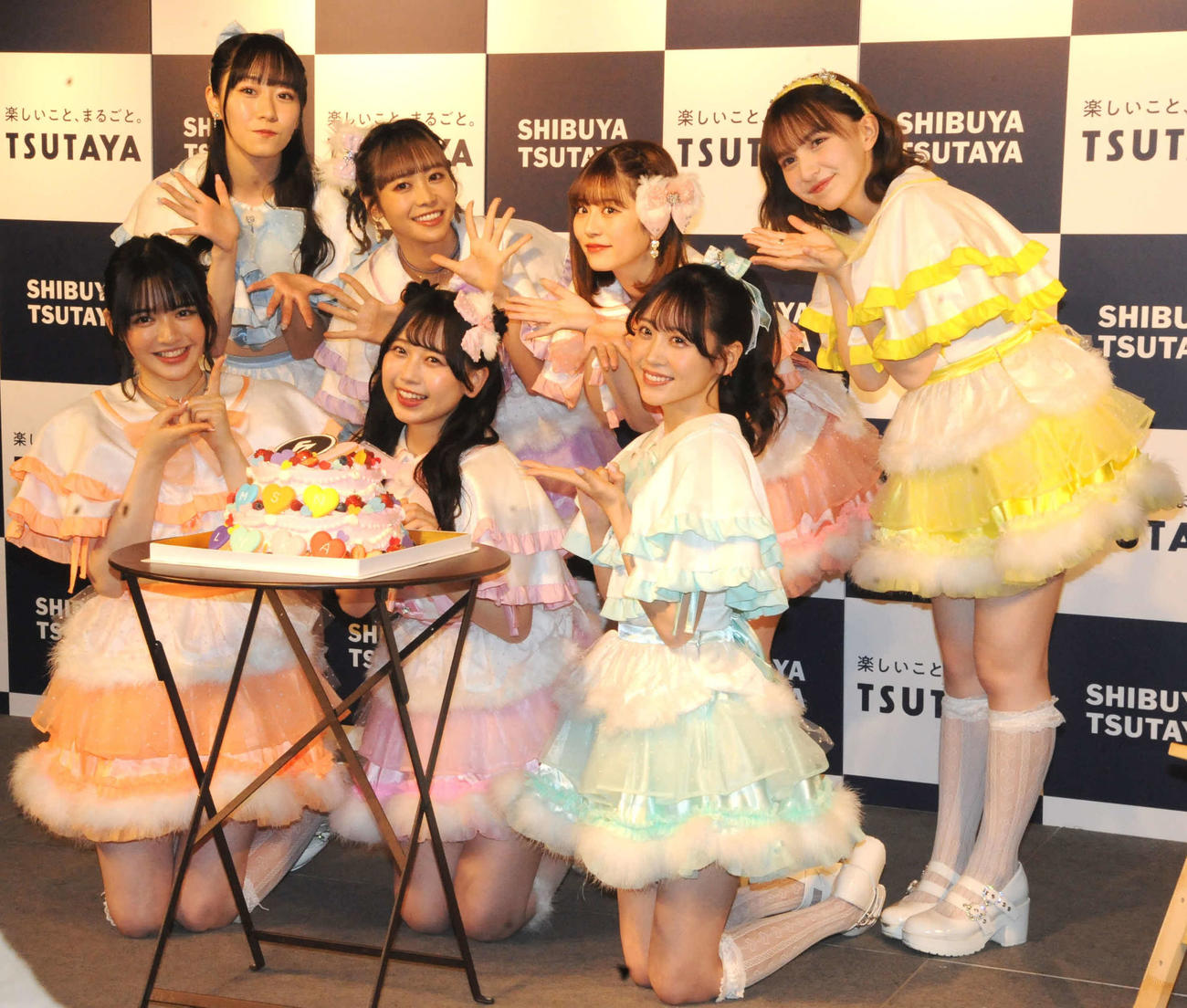 会見に出席した、前列左から鎮西寿々歌、松本かれん、櫻井優衣、後列左から真中まな、仲川瑠夏、月足天音、早瀬ノエル（撮影・松尾幸之介）