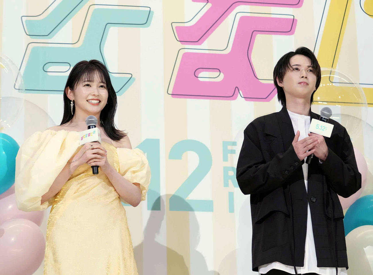 映画「おとななじみ」プレミア試写会に臨む久間田琳加（左）と井上瑞稀（撮影・小沢裕）