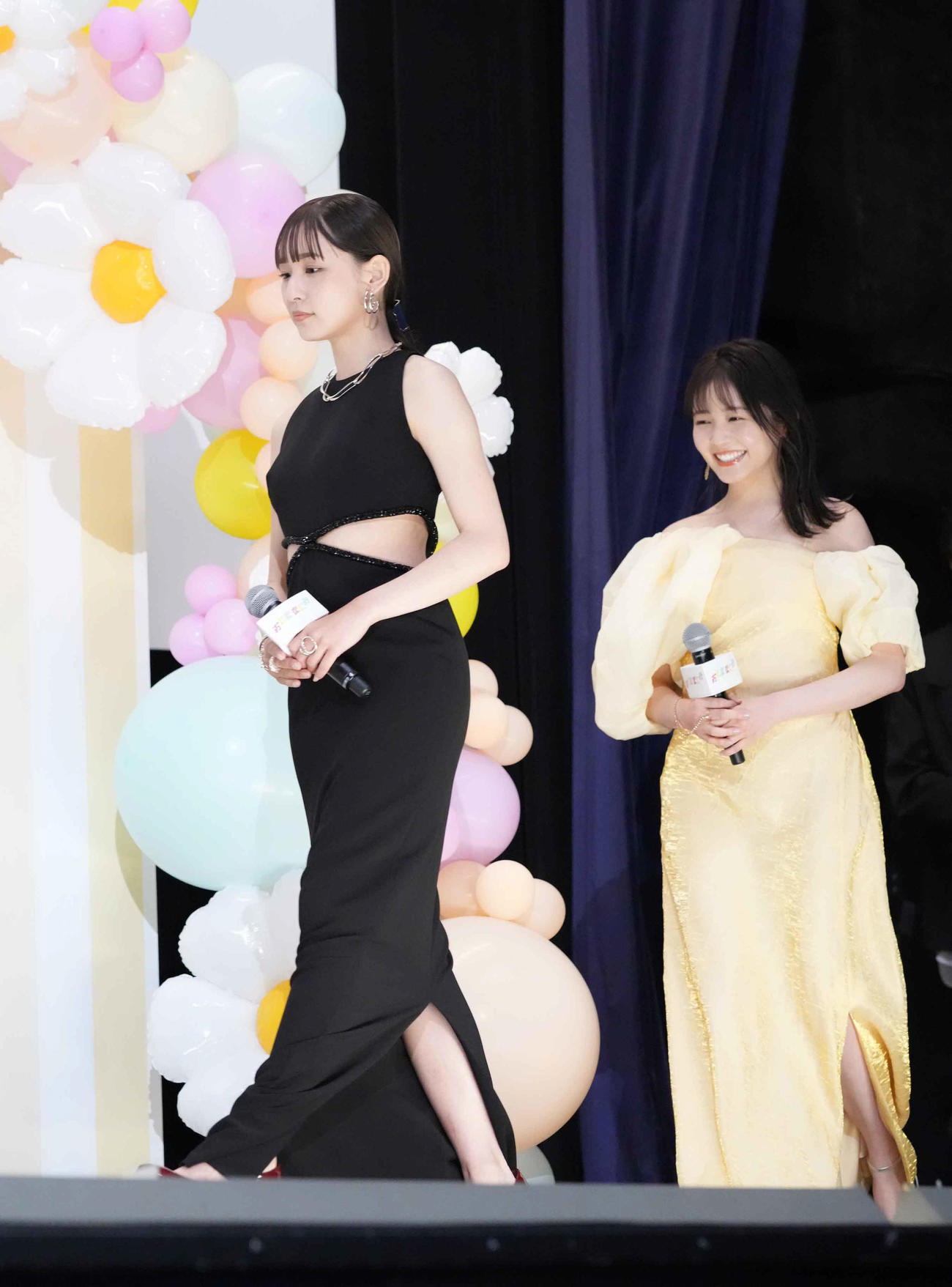 映画「おとななじみ」プレミア試写会に臨む浅川梨奈（左）と久間田琳加（撮影・小沢裕）