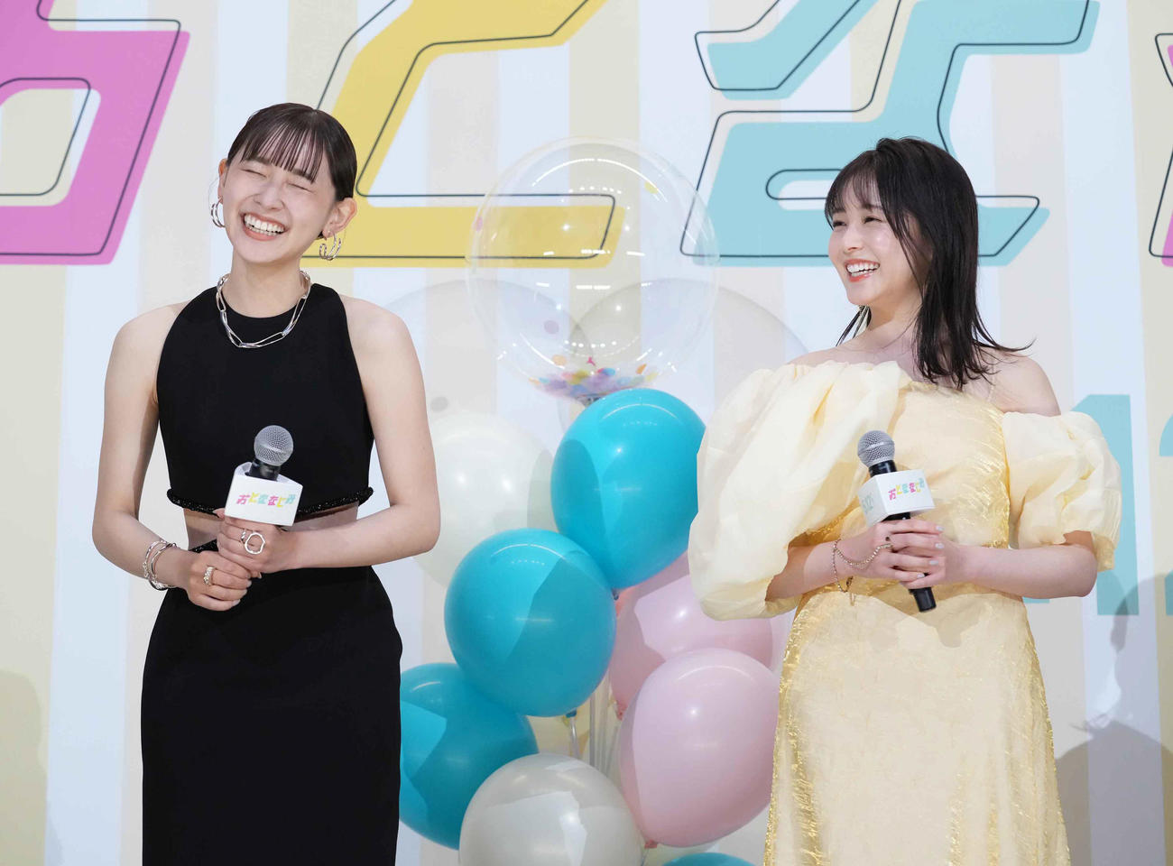 映画「おとななじみ」プレミア試写会に臨む浅川梨奈（左）と久間田琳加（撮影・小沢裕）