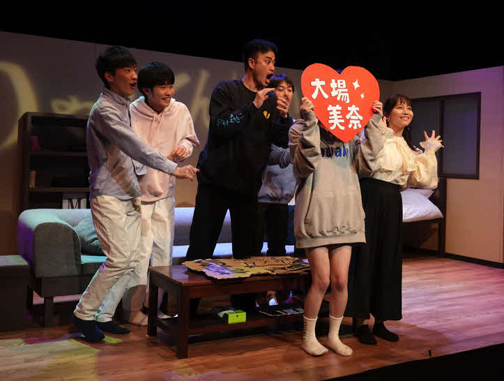 舞台「こりゃもてんばい3」の公開ゲネプロに出演した大場美奈（前列右）（C）こりゃもてんばい／撮影:大坪亮太、佐伯信博