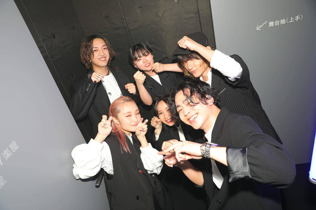 ライブを開催したYOASOBIとバンドメンバー