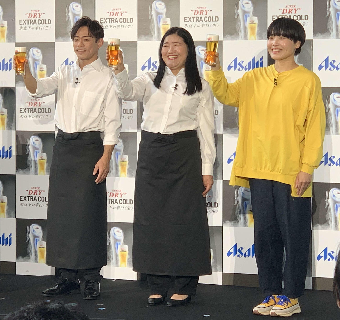 「“TAP ELITEが注ぐ”氷点下のスーパードライ！エクストラコールドBAR」発表会に出席した、左から高橋大輔、ガンバレルーヤのよしこ、まひる（撮影・松尾幸之介）
