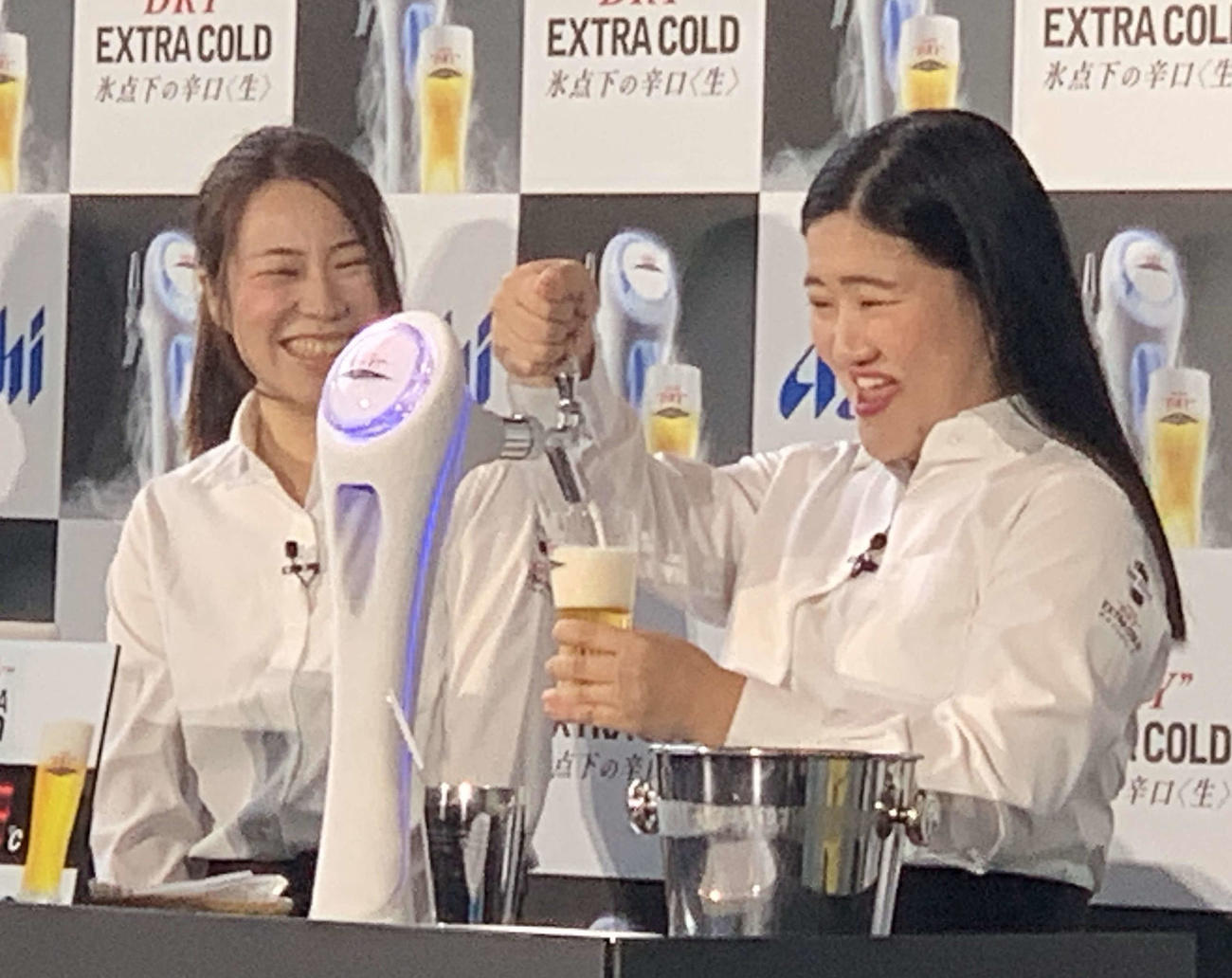 「“TAP ELITEが注ぐ”氷点下のスーパードライ！エクストラコールドBAR」発表会でビール注ぎに挑戦するガンバレルーヤのよしこ（右）（撮影・松尾幸之介）