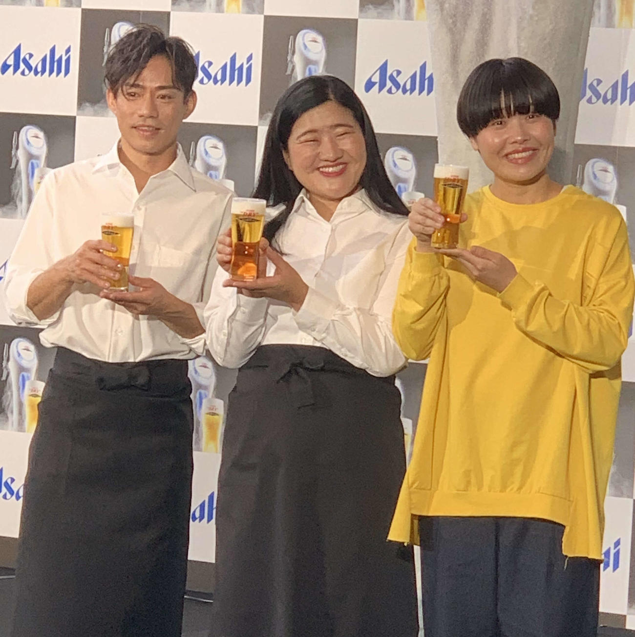 「“TAP ELITEが注ぐ”氷点下のスーパードライ！エクストラコールドBAR」発表会に出席した、左から高橋大輔、ガンバレルーヤのよしこ、まひる（撮影・松尾幸之介）