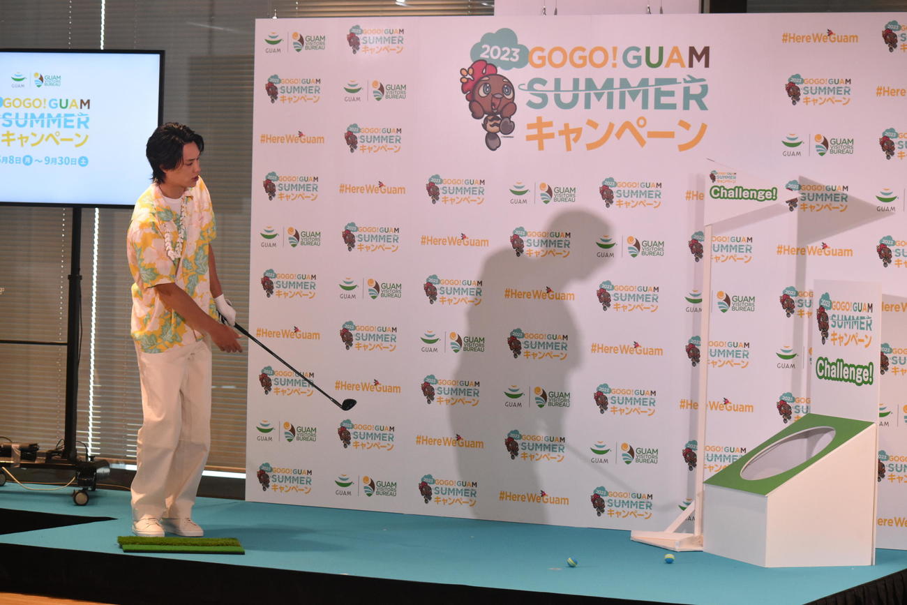 「GOGO！　GUAM SUMMERキャンペーン」記者会見でゴルフゲームにチャレンジする鈴木伸之