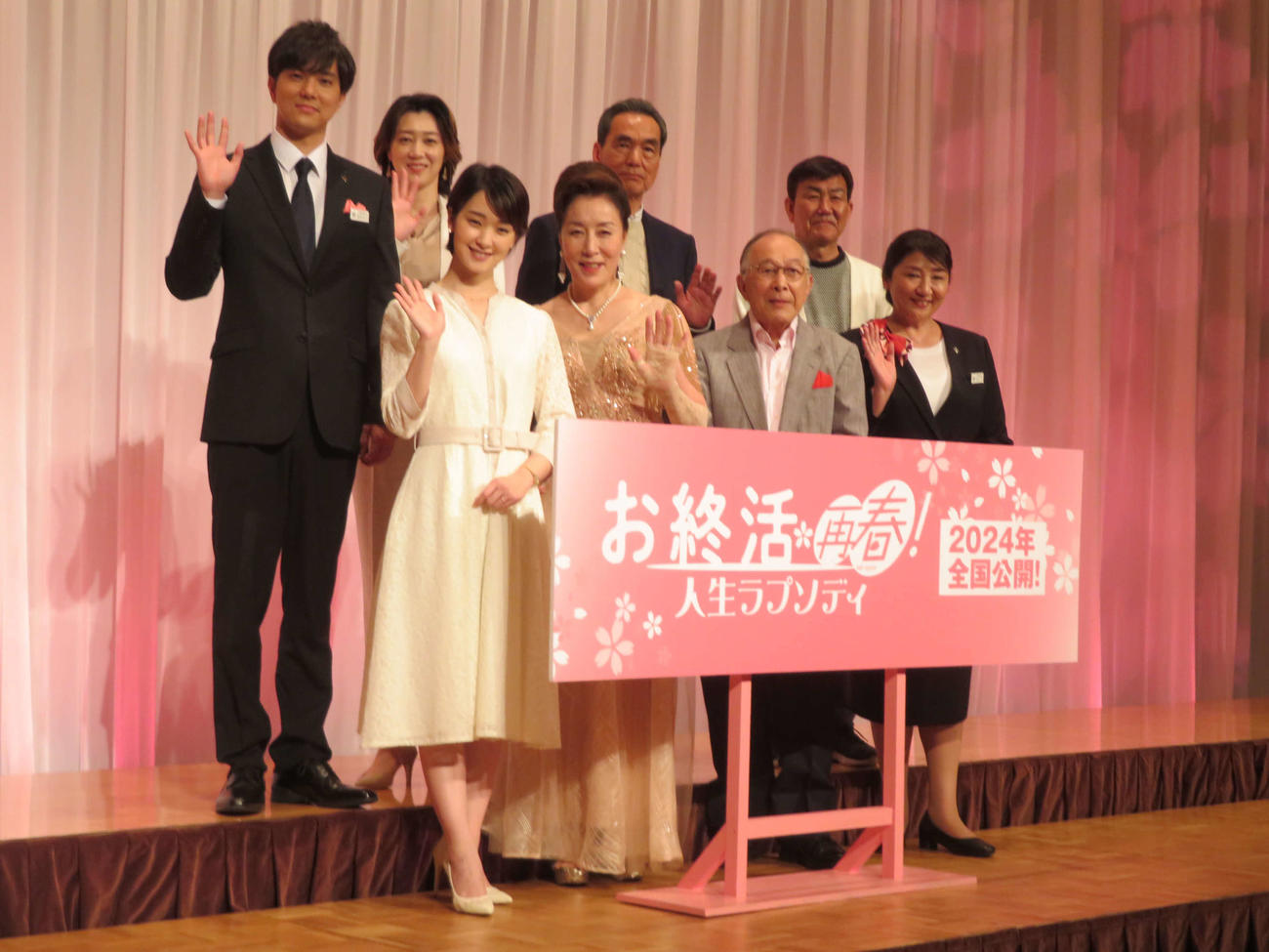 映画「お終活　再春！　人生、ラプソディ」製作発表記者会見に登壇した、前列左から剛力彩芽、高畑淳子、橋爪功、松下由樹、後列左から水野勝、凰稀かなめ、長塚京三、香月秀之監督（撮影・村上幸将）