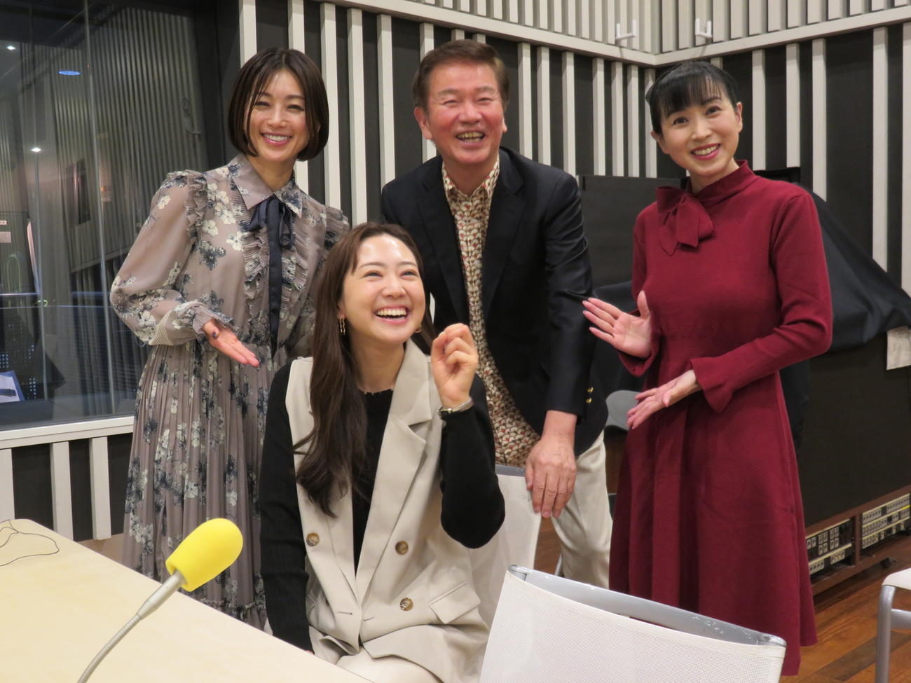森田健作（後列中央）のラジオ番組にゲスト出演する羽山みずき（前列）。アシスタントの酒井法子（後列左）と西村知美
