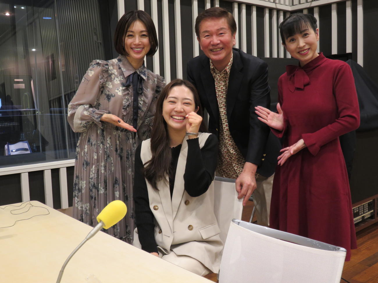 森田健作（後列中央）のラジオ番組にゲスト出演する羽山みずき（前列）。アシスタントの酒井法子（後列左）と西村知美