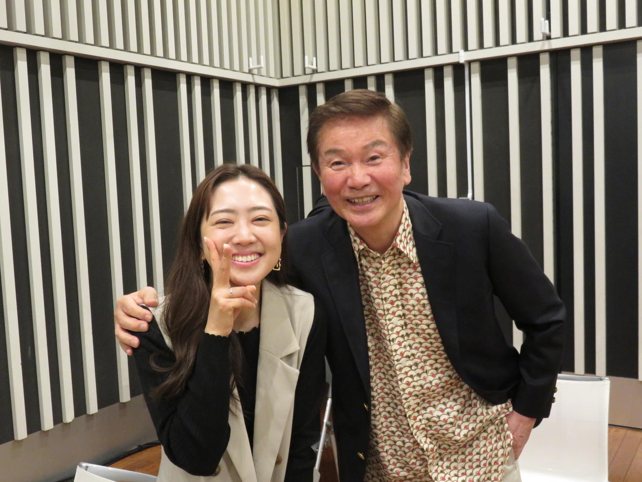 森田健作（右）のラジオ番組にゲスト出演する羽山みずき