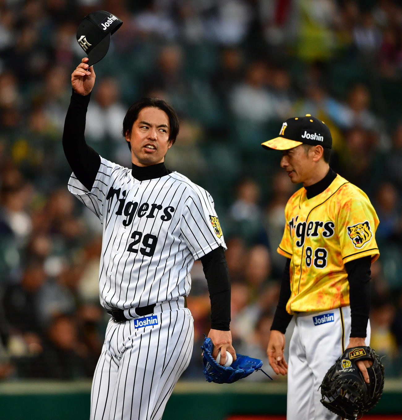 ファーストピッチを行い声援に応える井川（2019年4月30日撮影）