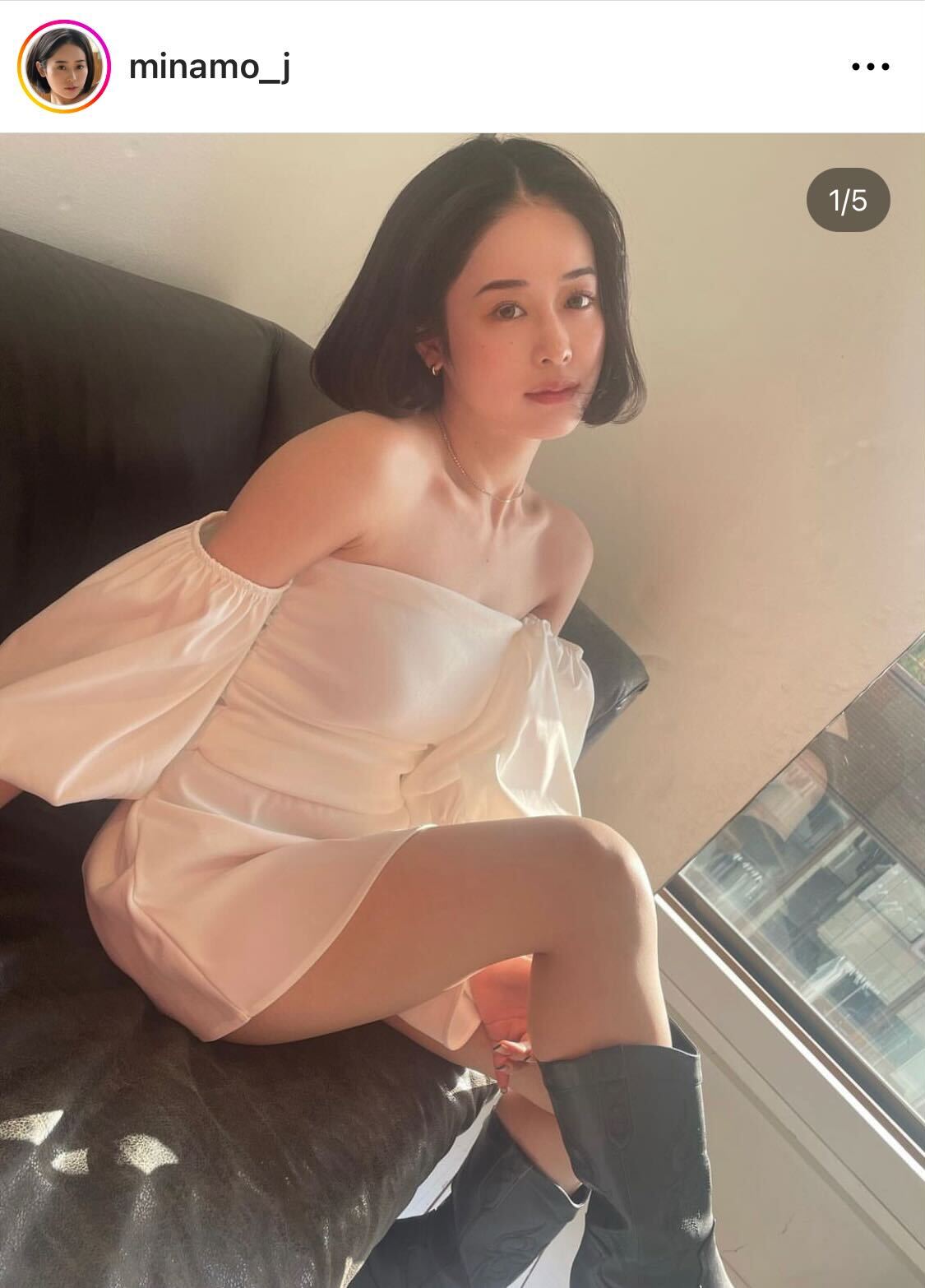 セクシーな太ももチラ見せショットを披露するMINAMO（MINAMOのインスタグラムから）