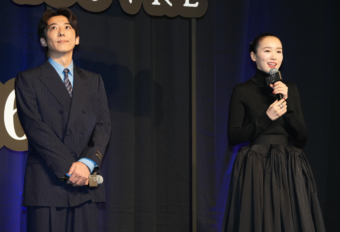 「岸辺露伴　ルーヴルへ行く」完成報告イベントであいさつする飯豊まりえ。左は高橋一生（撮影・鈴木みどり）