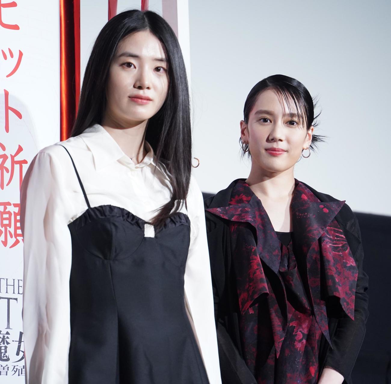 映画「THE WITCH／魔女　－増殖－」ジャパンプレミアに出席したシン・シア（左）と山本千尋（撮影・佐藤勝亮）