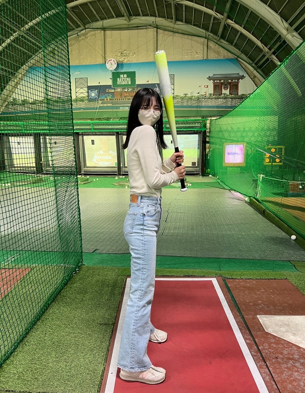 バッティングセンターの打席に立つ乃木坂46五百城茉央。五百城茉央公式ブログより