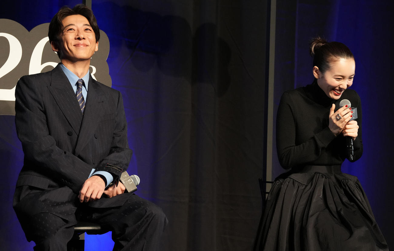 「岸辺露伴　ルーヴルへ行く」完成報告イベントで笑顔のる高橋一生（左）と飯豊まりえ（撮影・鈴木みどり）