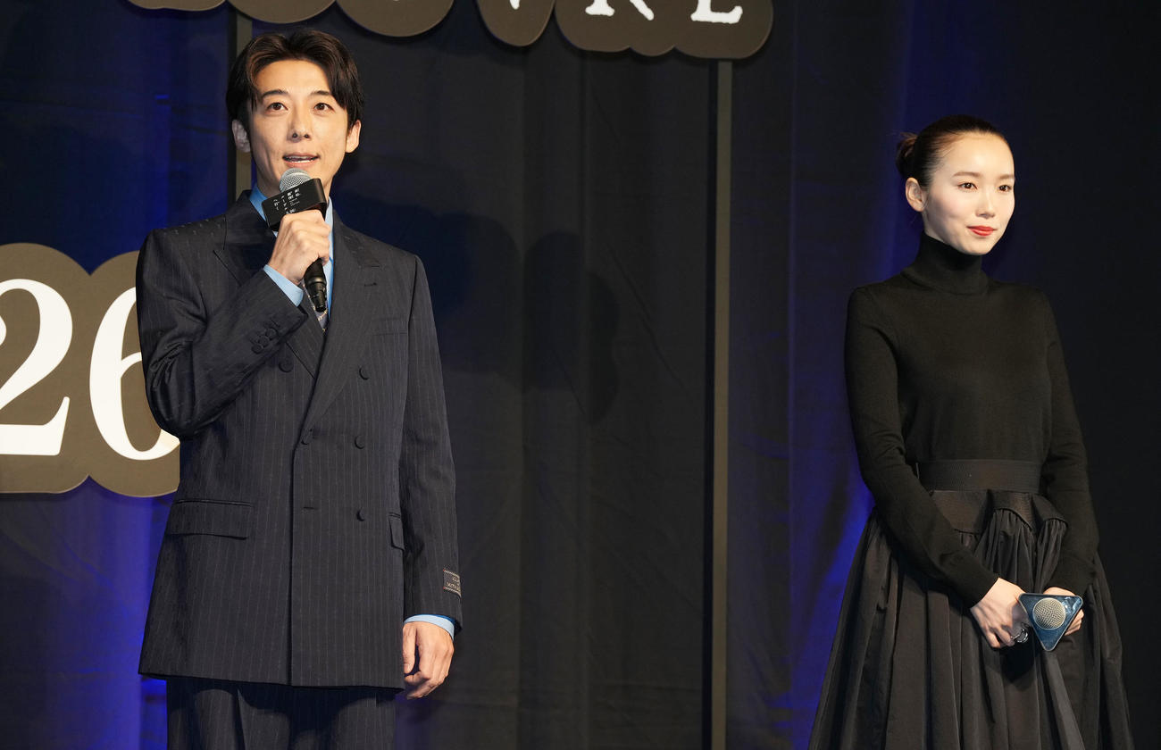 「岸辺露伴　ルーヴルへ行く」完成報告イベントであいさつする高橋一生。右は飯豊まりえ（撮影・鈴木みどり）